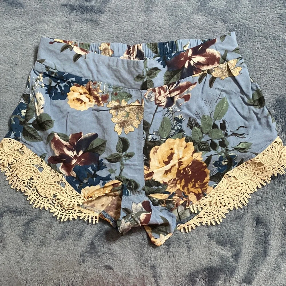 Revamped 💯 rayon shorts women size medium floral print great breathable